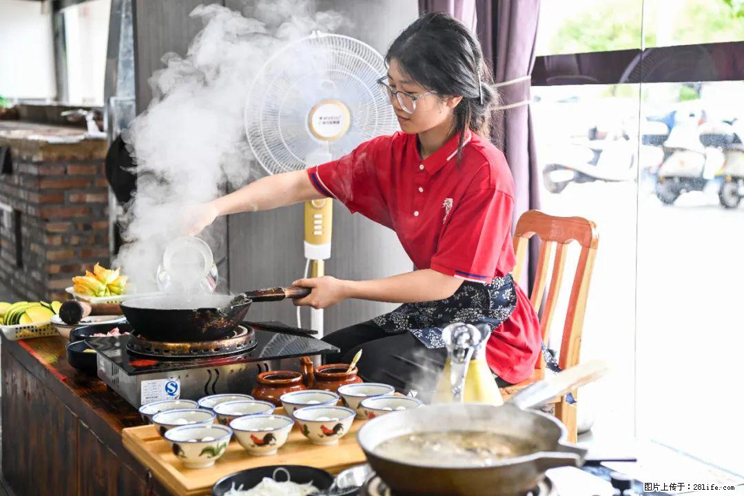 全网追的“扁担女孩”,找了一份暑假工,时薪12元 - 许昌生活资讯 - 许昌28生活网 xc.28life.com